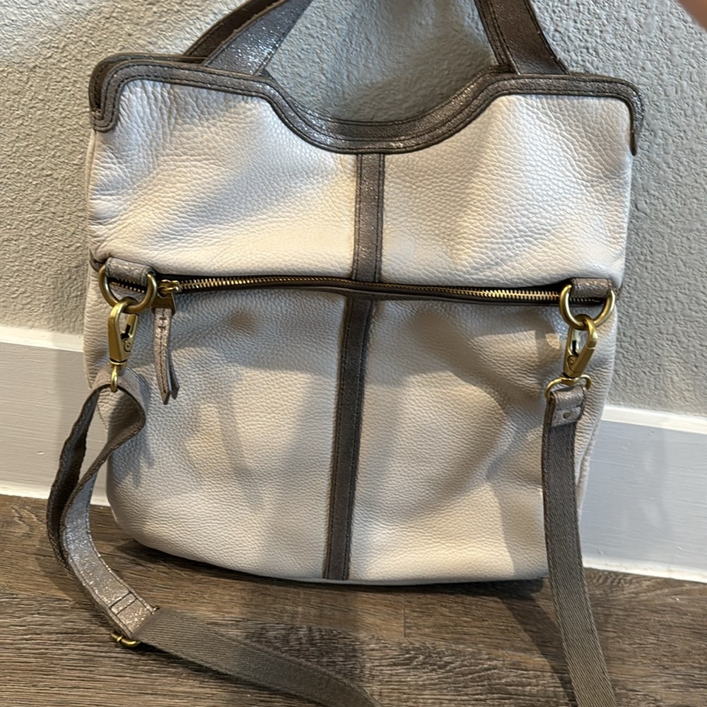 Cream leather Fossil handbag with gold hardware.